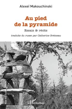 Au pied de la pyramide